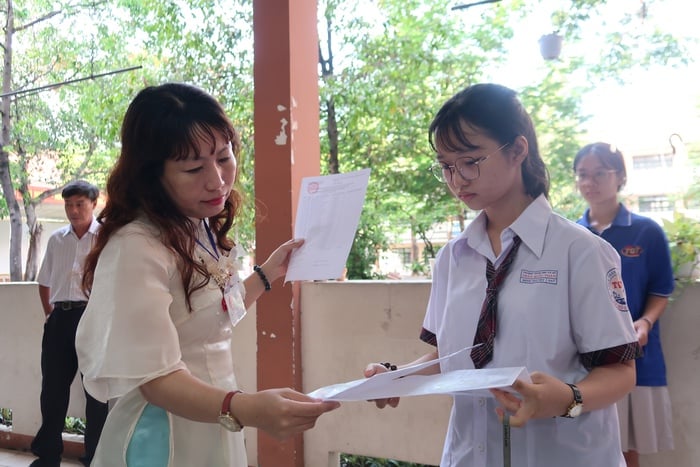 Thi vào lớp 10 TPHCM: Hơn 76.000 thí sinh bắt đầu thi môn đầu tiên - Ngữ văn- Ảnh 5.