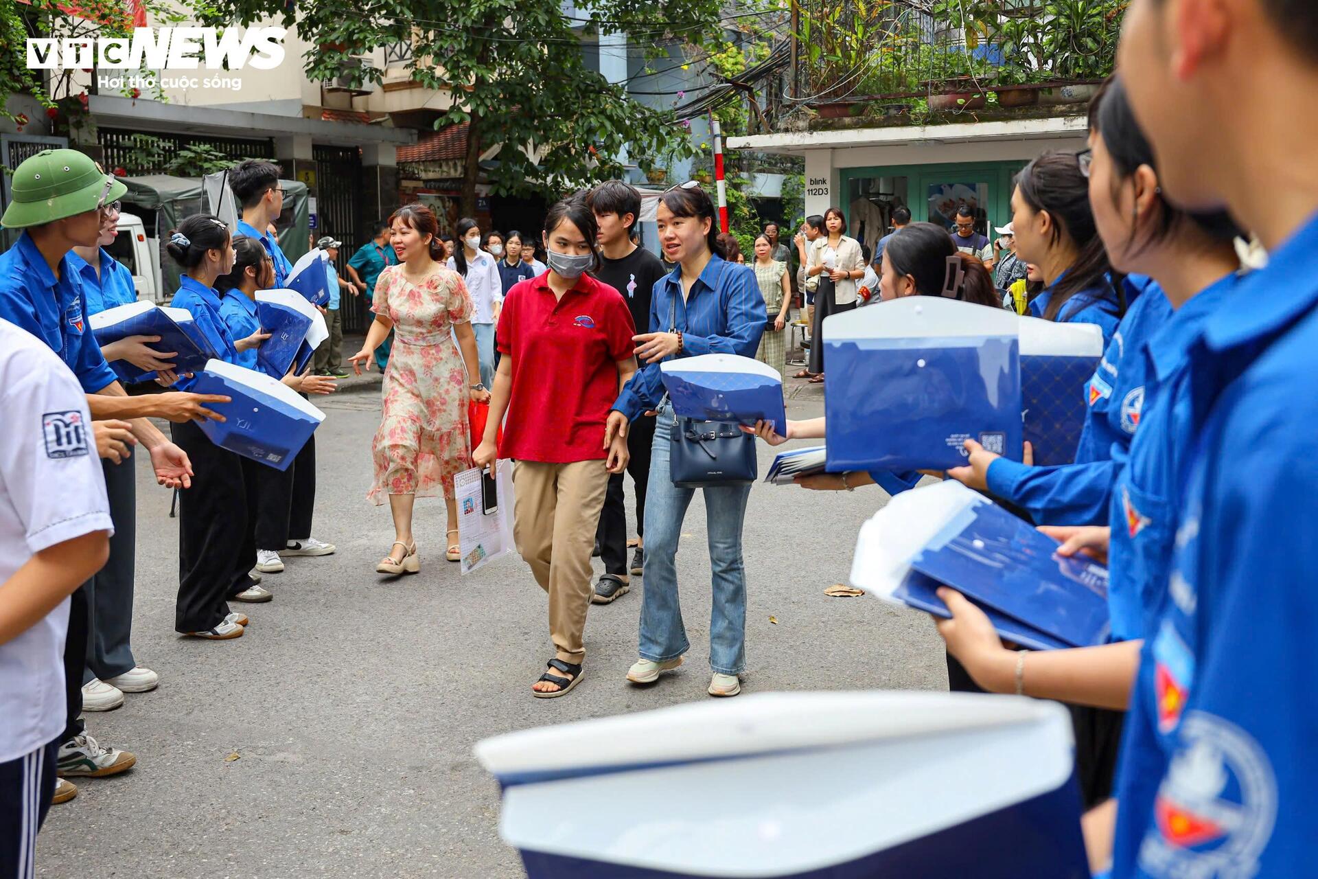 Hanoi students enter the most stressful 10th grade exam in the country - 14