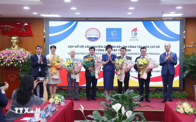 ttxvn-nha-bao-viet-nam-tai-cuba-1.jpg