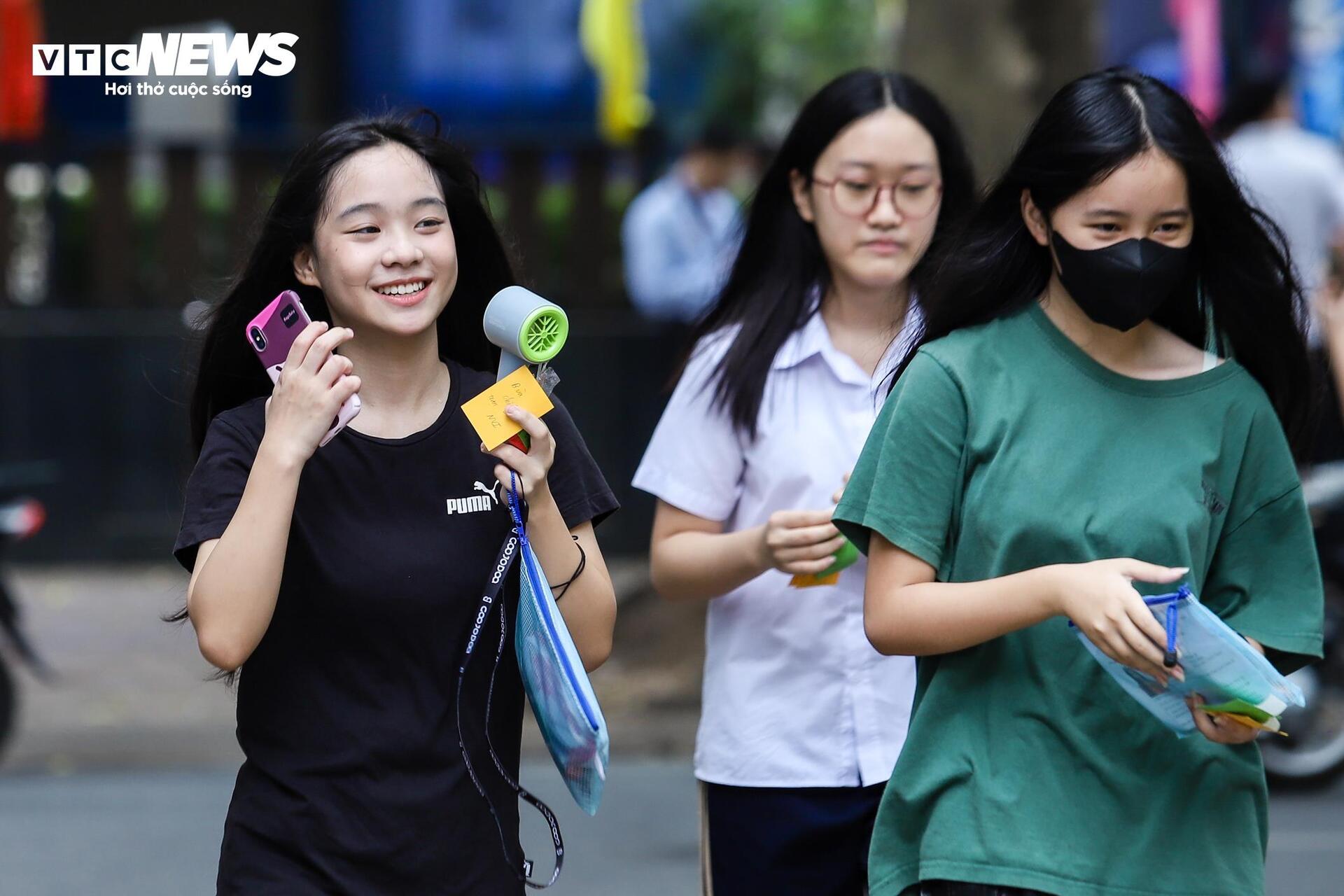 Hanoi students enter the most stressful 10th grade exam in the country - 1