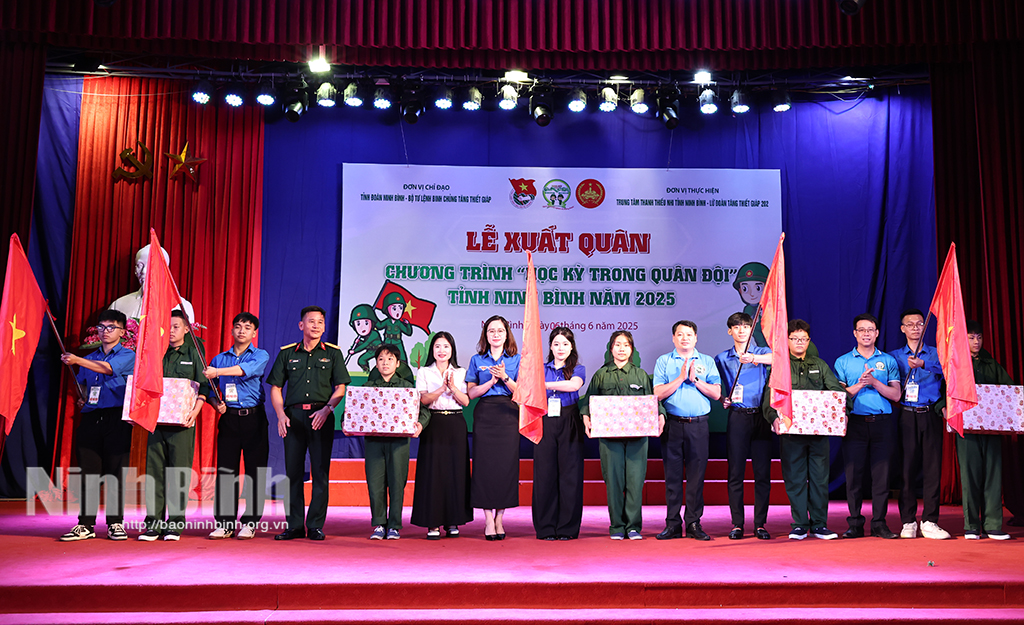 Ban tổ chức trao cờ, tặng quà và giao nhiệm vụ cho các điều phối viên và các chiến sỹ nhí.