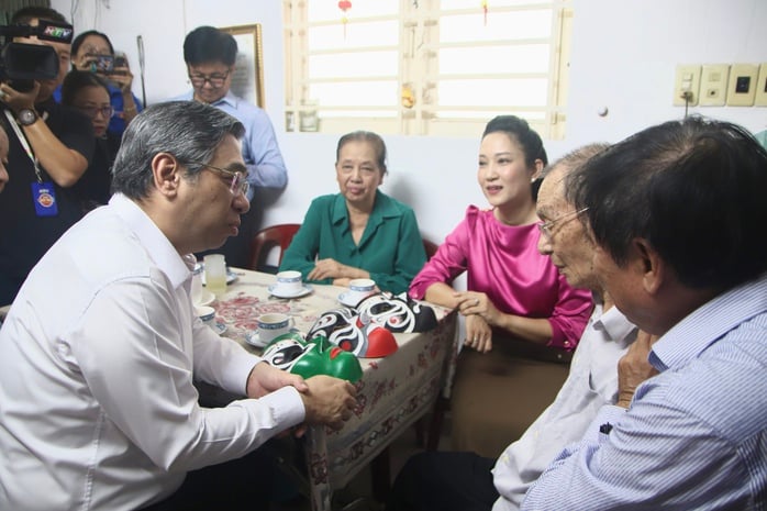 Lãnh đạo thành phố thăm NSND Đinh Bằng Phi và NSND Thanh Tuấn- Ảnh 1.