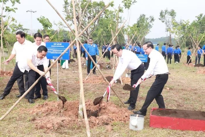 Cây hữu nghị Việt - Trung xanh tươi trên đất Bình Dương