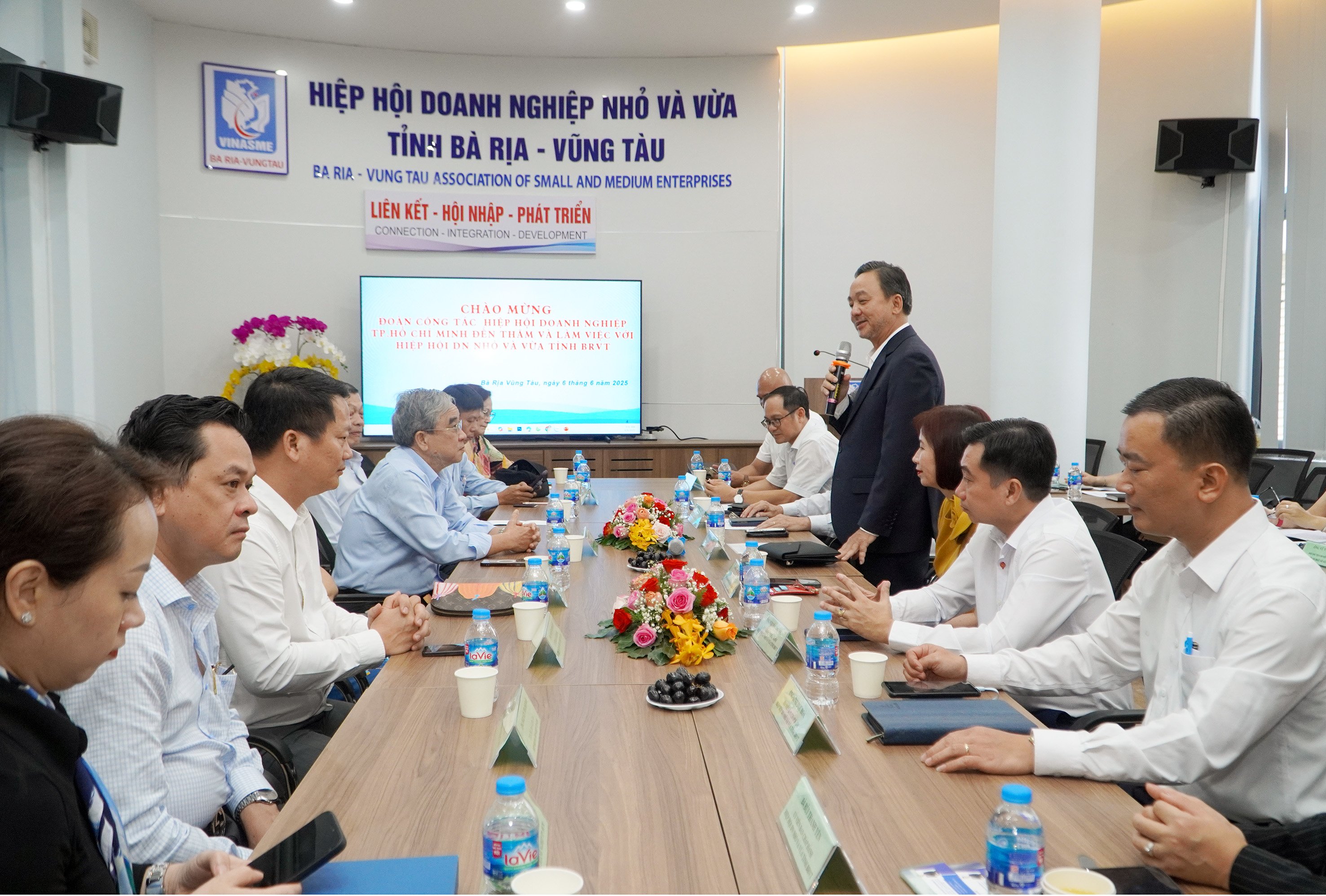 Ông Phạm Văn Triêm, Chủ tịch Hiệp hội DNNVV tỉnh phát biểu tại buổi làm việc.