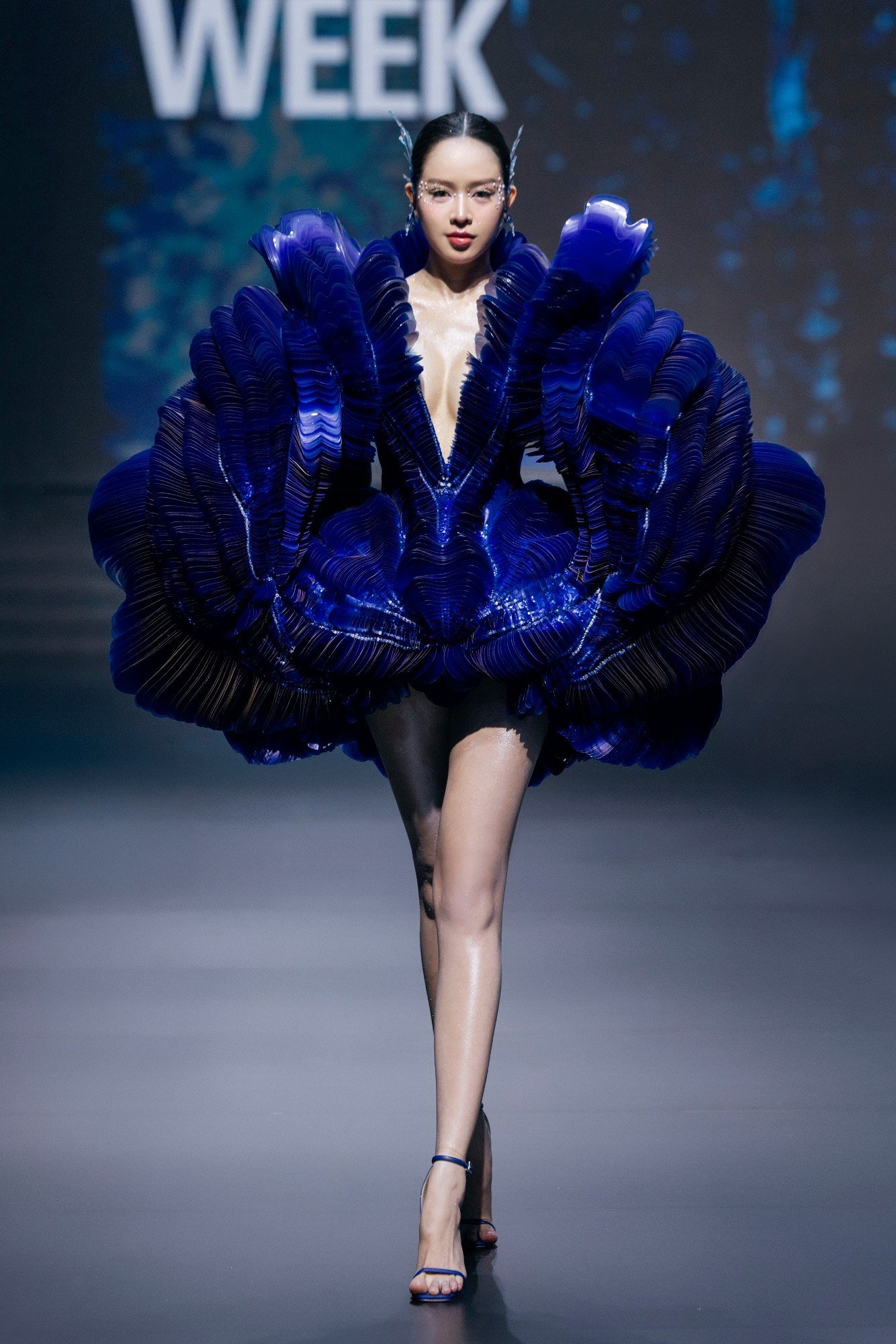 3-hoa-hau-thanh-thuy-khien-ca-khan-phong-khong-the-roi-mat-boi-than-thai-cuon-hut-tu-trong-anh-mat-lan-tung-buoc-catwalk-vo-cung-dut-khoat.jpg