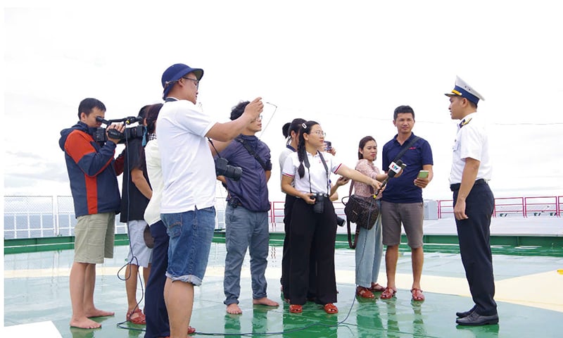 Phóng viên các cơ quan báo chí tác nghiệp tại nhà giàn DK1.