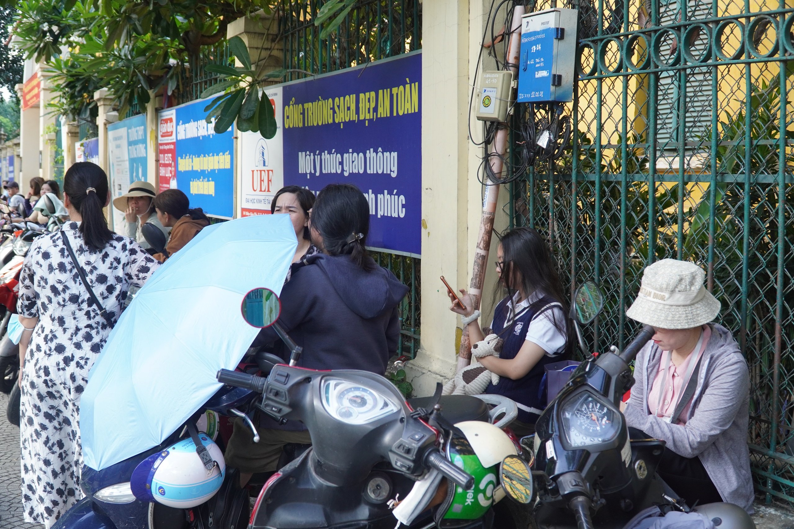 Những khoảnh khắc xúc động tại kỳ thi tuyển sinh lớp 10  - Ảnh 11.