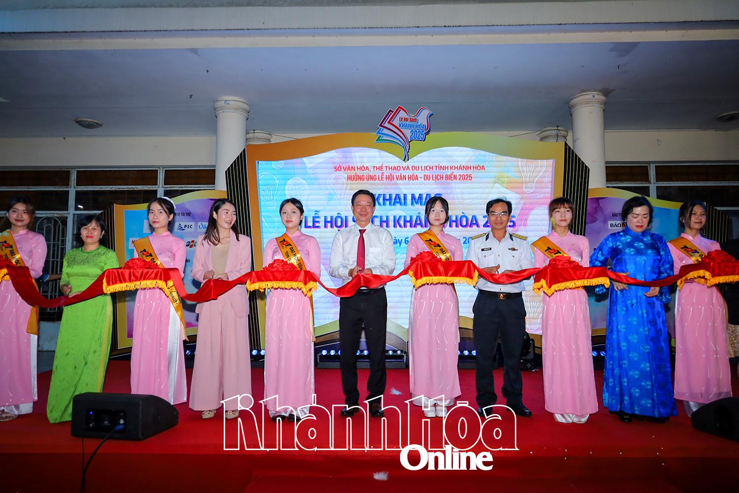 Các đại biểu thực hiện nghi thức cắt băng khai trương Lễ hội sách Khánh Hòa 2025.