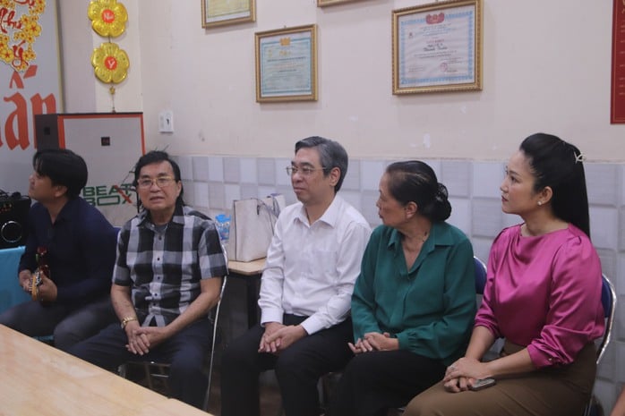 Lãnh đạo thành phố thăm NSND Đinh Bằng Phi và NSND Thanh Tuấn- Ảnh 4.