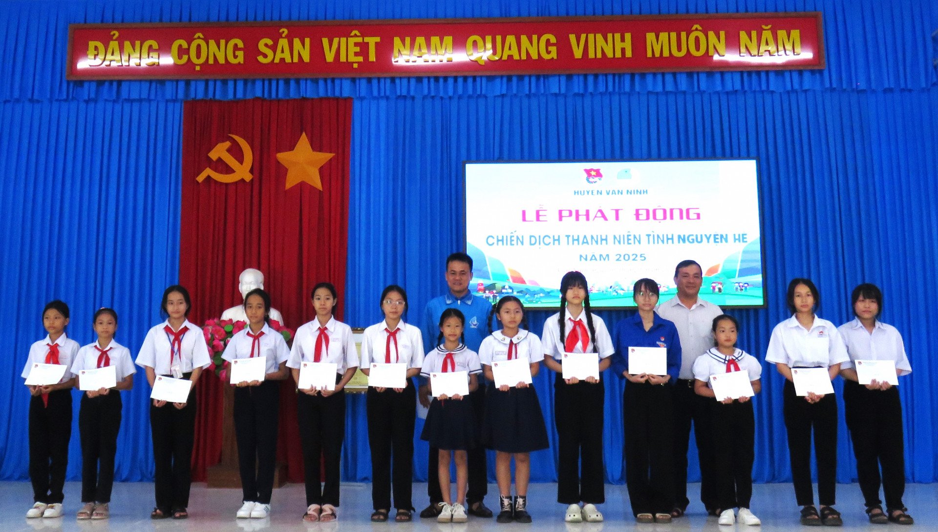 Huyện đoàn Vạn Ninh trao tặng học bổng cho các em học sinh tại lễ phát động