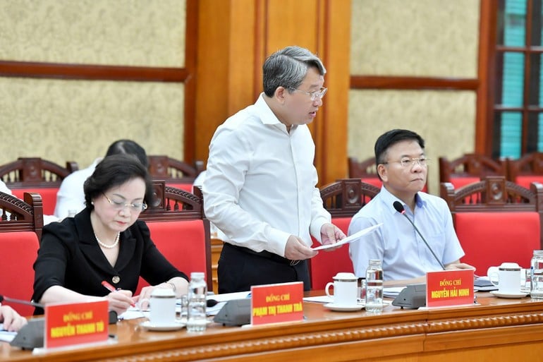 Đồng chí Nguyễn Hải Ninh, Ủy viên Trung ương Đảng, Bộ trưởng Tư pháp trình bày báo cáo tại phiên họp. (Ảnh ĐĂNG KHOA)