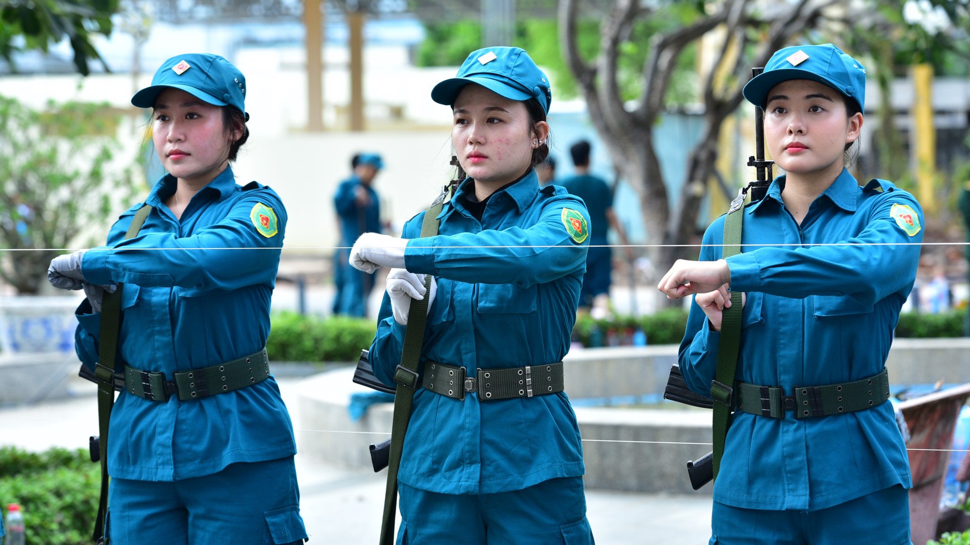 Nữ dân quân tập trung luyện tập động tác đánh tay.