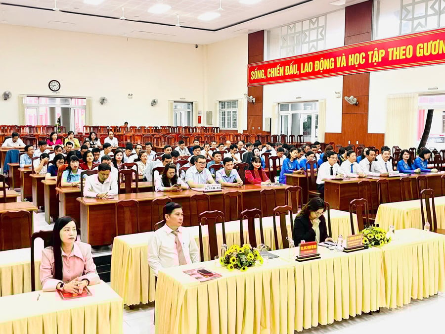 hoc-vien-2-lop-cao-cap-ly-luan-chinh-tri-k75b26-va-k75b27-tham-du-buoi-so-ket-anh-phi-long.jpg