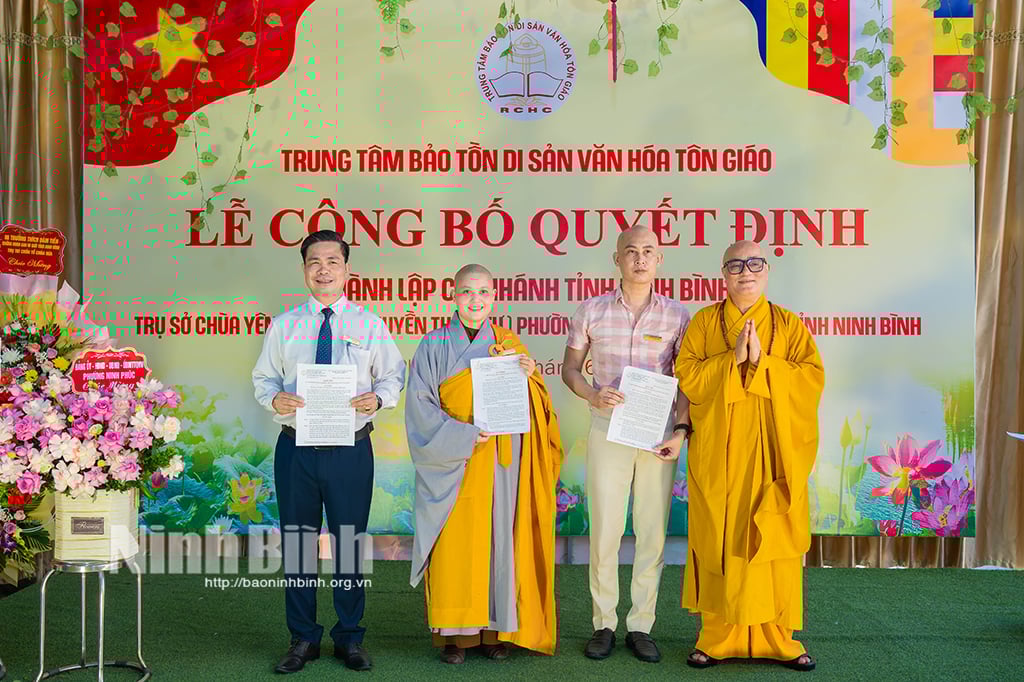Trao Quyết định thành lập chi nhánh Trung tâm Bảo tồn di sản văn hóa tôn giáo tại Ninh Bình.