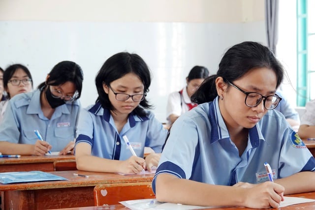 Thi lớp 10 TP.HCM: Môn tiếng Anh dễ, môn văn có thí sinh đánh dấu lạ  - Ảnh 2.