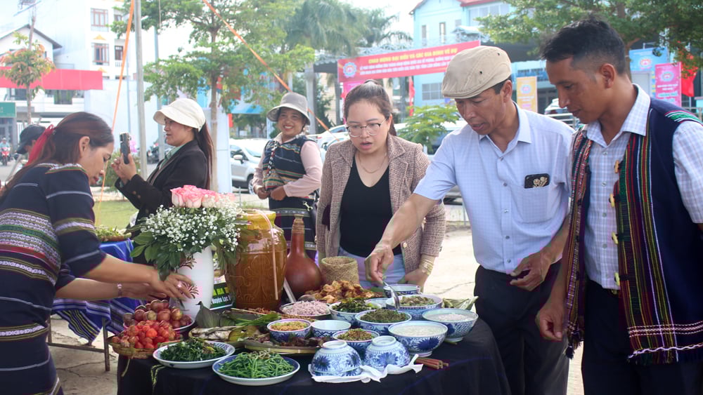 Cả gia đình cùng chuẩn bị bữa cơm