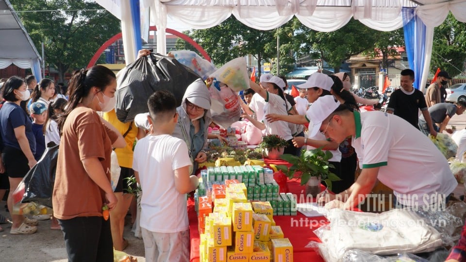 Người dân thành phố Lạng Sơn đổi rác thải nhựa lấy quà tại lễ phát động hưởng ứng Ngày Môi trường thế giới 5/6  và Tháng hành động vì môi trường năm 2025 