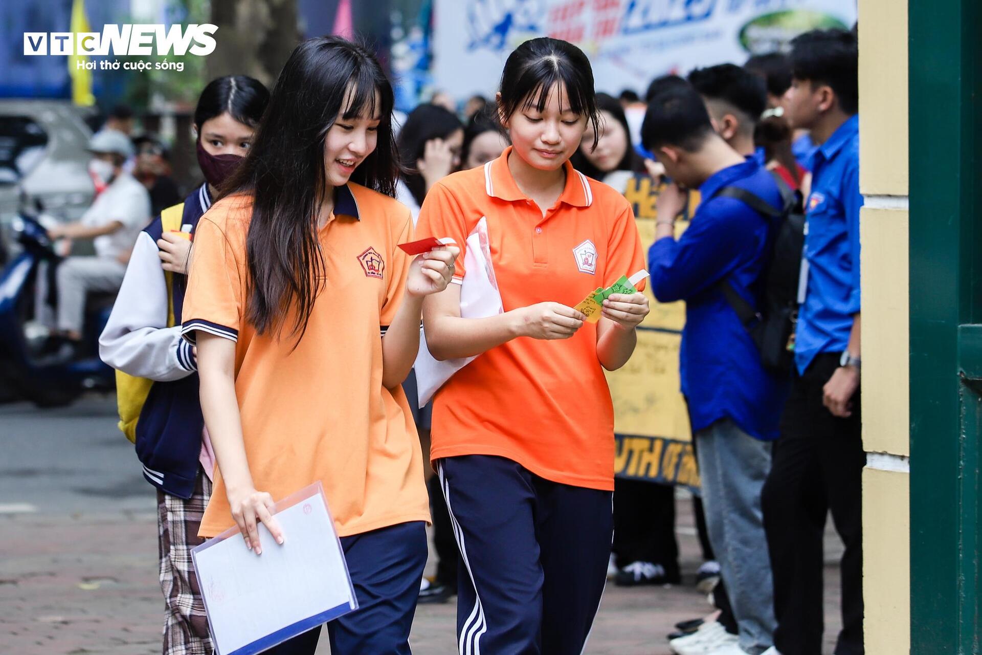 Hanoi students enter the most stressful 10th grade exam in the country - 2