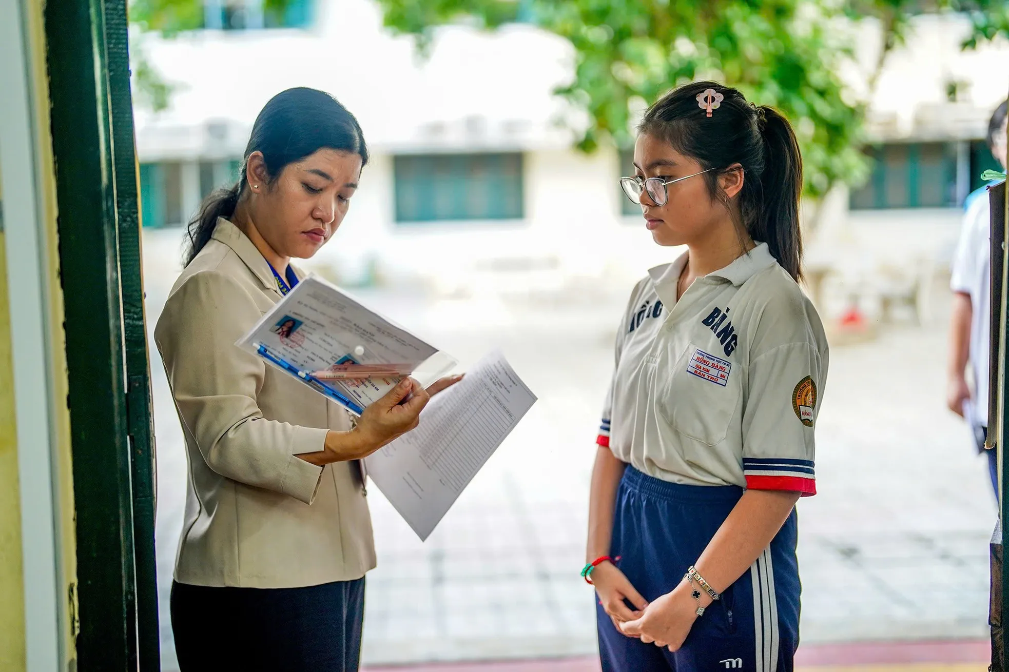 HCMC: ผู้ปกครองกอดให้กำลังใจลูกๆ ก่อนสอบวรรณคดีชั้น ม.4 ภาพที่ 9