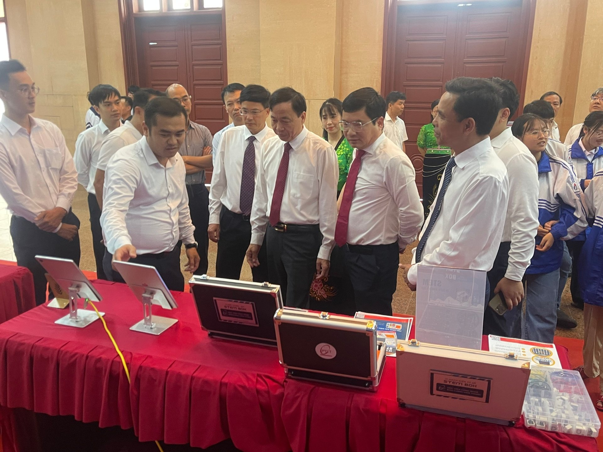 Đồng chí Lê Văn Lương cùng các đại biểu thăm quan gian hàng ứng dụng AI.