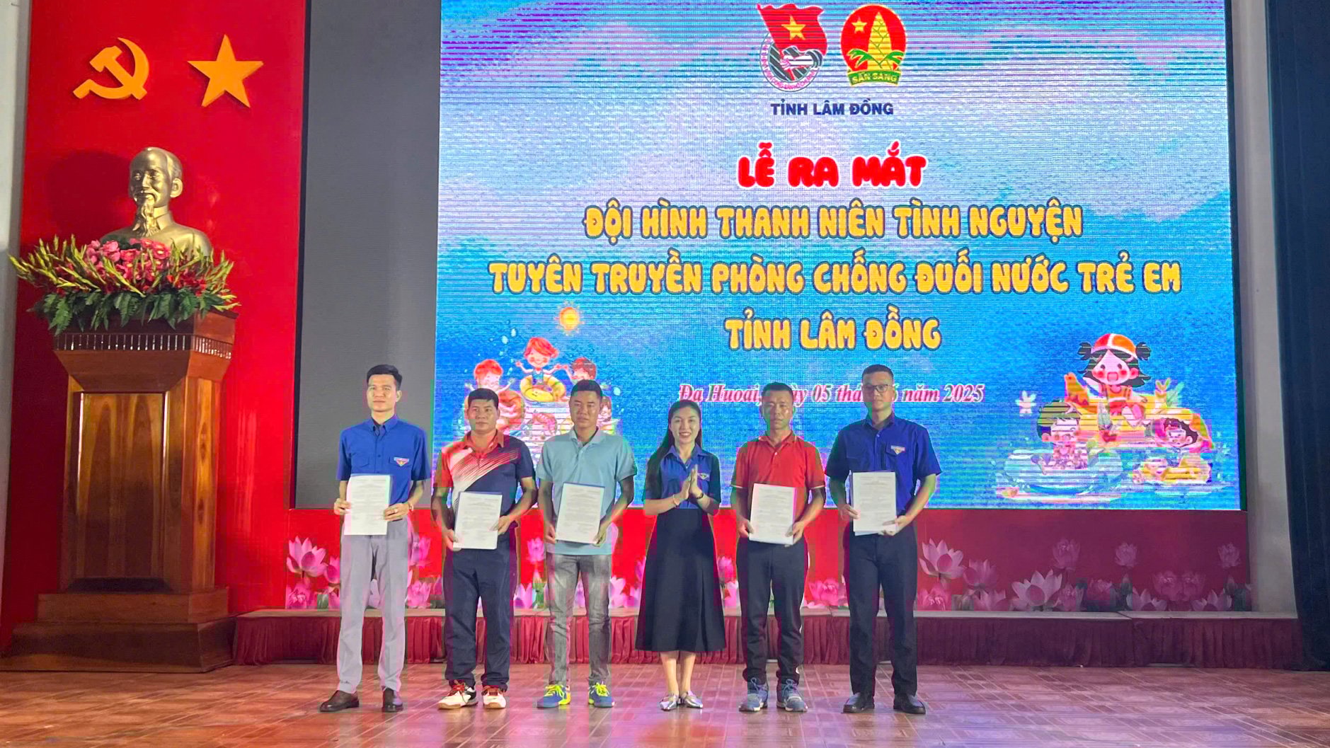 Phó Bí thư Tỉnh Đoàn Lâm Đồng Trần Diệp Mỹ Dung trao Quyết định thành lập Đội hình Thanh niên tình nguyện tuyên truyền phòng chống đuối nước trẻ em tỉnh Lâm Đồng