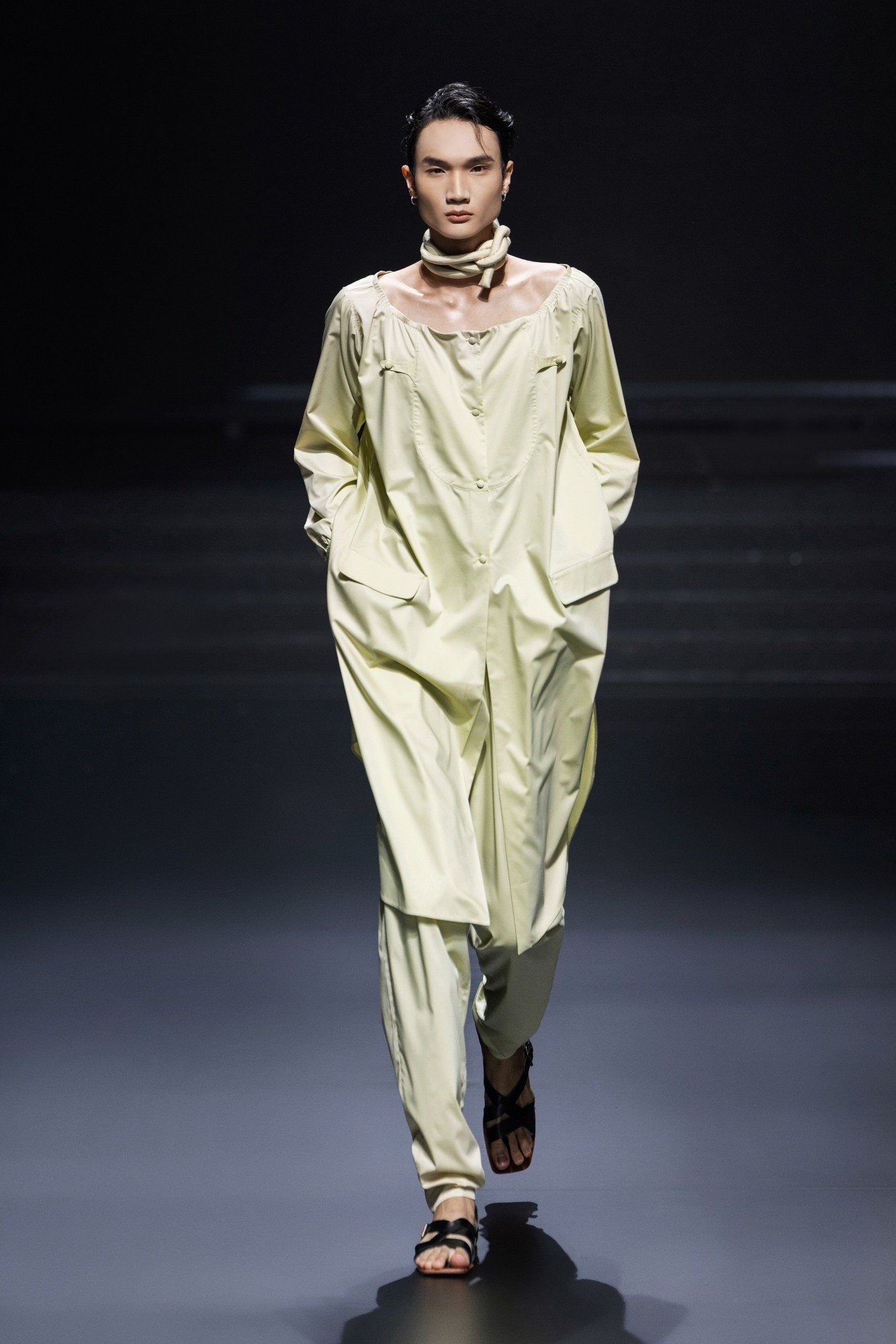 4-look-nam-trong-bst-silence-den-tu-ntk-alberto-zambelli-6.jpg