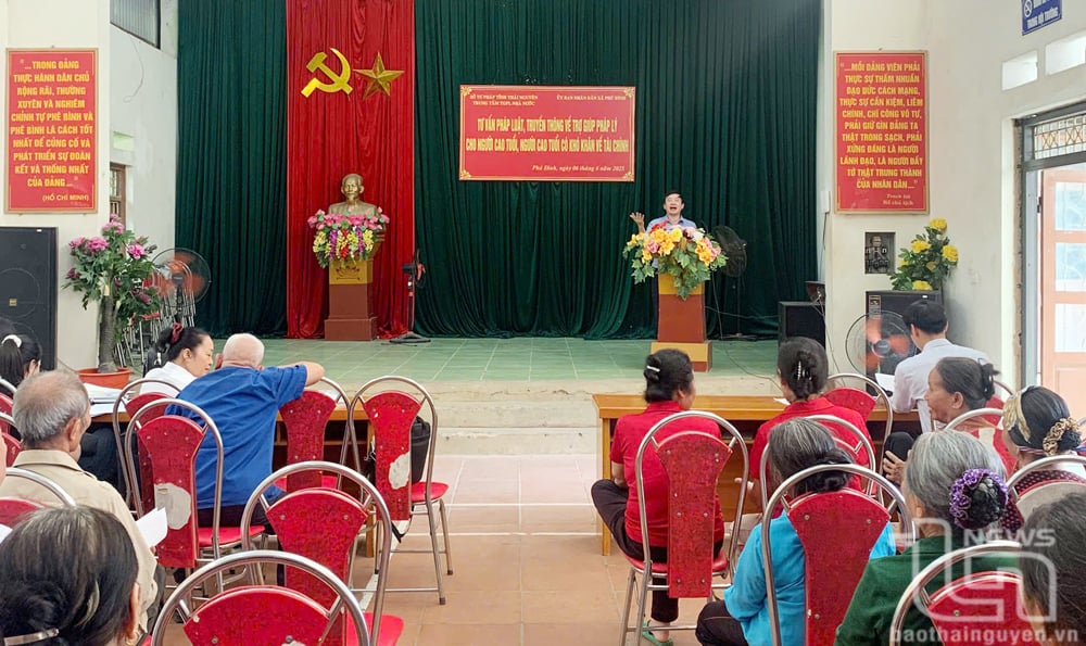 Trợ giúp viên Trung tâm phổ biến, tuyên truyền về vai trò, mục đích, tính chất của hoạt động trợ giúp pháp lý và tư vấn pháp luật cho người cao tuổi.