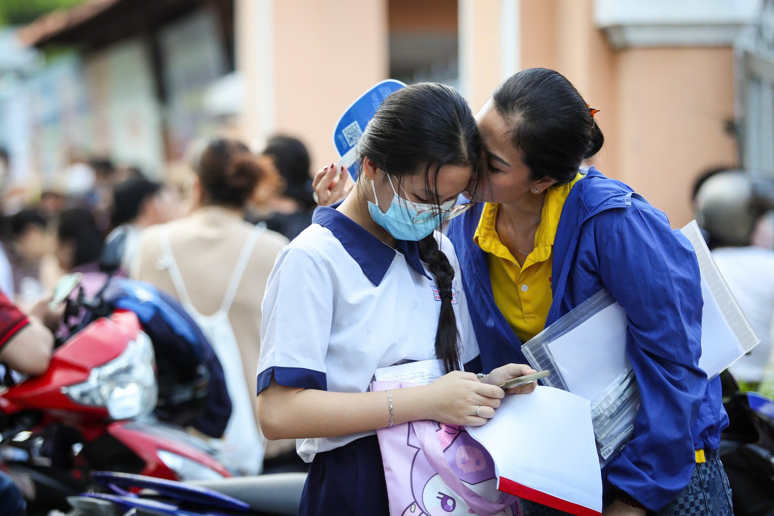 Những hình ảnh đầy cảm xúc, học sinh TP.HCM chính thức thi lớp 10 chương trình mới - Ảnh 1.