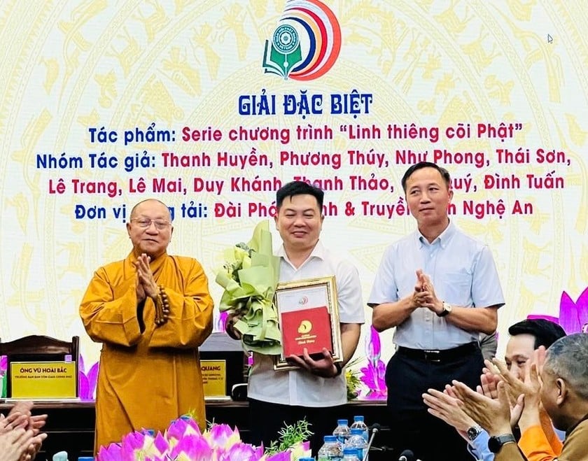 Hòa thượng Thích Gia Quang - Trưởng Ban Tổ chức, và ông Vũ Hoài Bắc - Trưởng Ban Tôn giáo Chính phủ trao giải Đặc biệt cho đại diện nhóm tác giả Đài Truyền hình Nghệ An (Ảnh: Thùy Dương).