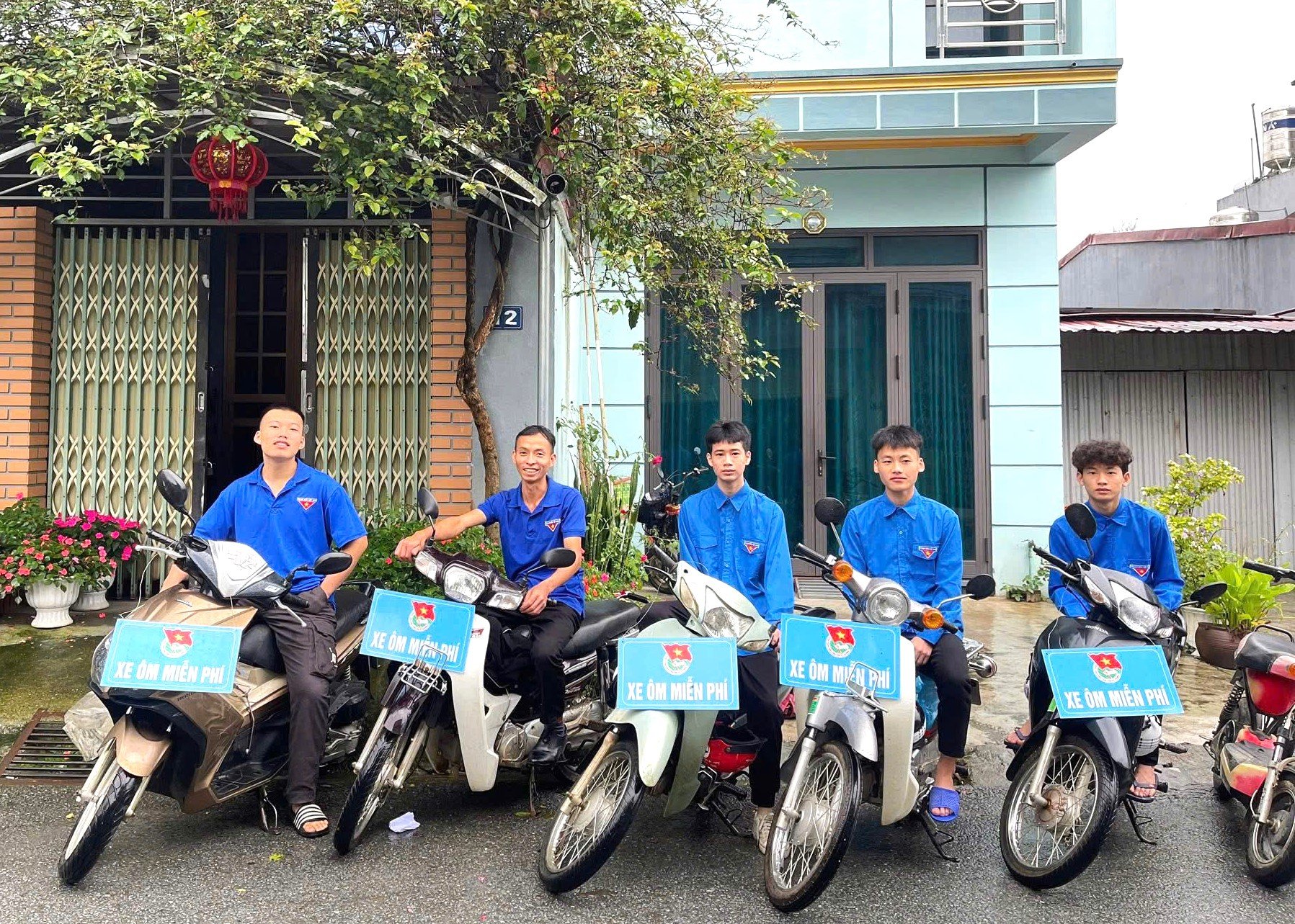 Đội xe ôm tình nguyện tại Trường THPT Quản Bạ, huyện Quản Bạ (Ảnh Diệu Đan).

