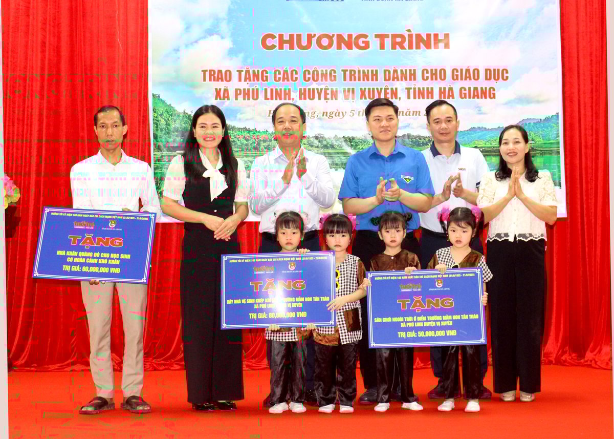 គណៈប្រតិភូបានប្រគល់អំណោយដល់សិស្ស។