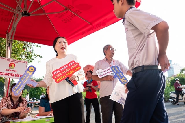 Thầy cô TP.HCM mặc áo lớp, cầm biển cổ vũ, 'Cả thế giới tin em làm được'!- Ảnh 2.