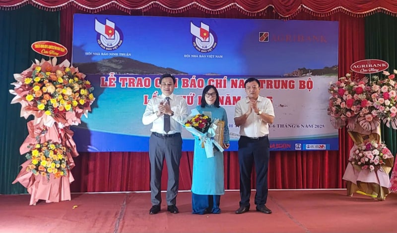                                     Trao Giải báo chí Nam Trung bộ lần thứ II năm 2025 -0