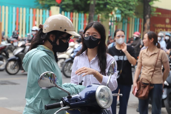 Gần 103.000 thí sinh làm thủ tục dự thi vào lớp 10: Phụ huynh lo lắng, cầu may cho con- Ảnh 1.