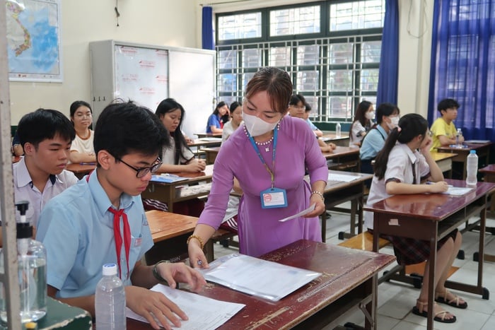 Thi vào lớp 10 TPHCM: Hơn 76.000 thí sinh bắt đầu thi môn đầu tiên - Ngữ văn- Ảnh 7.
