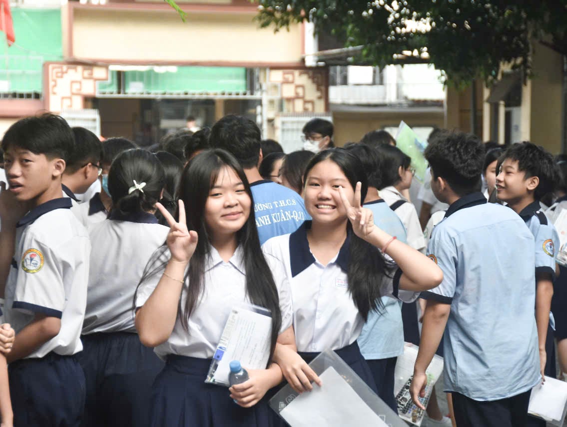 Nữ sinh TP HCM rạng rỡ trong ngày thi đầu tiên - Ảnh 7.