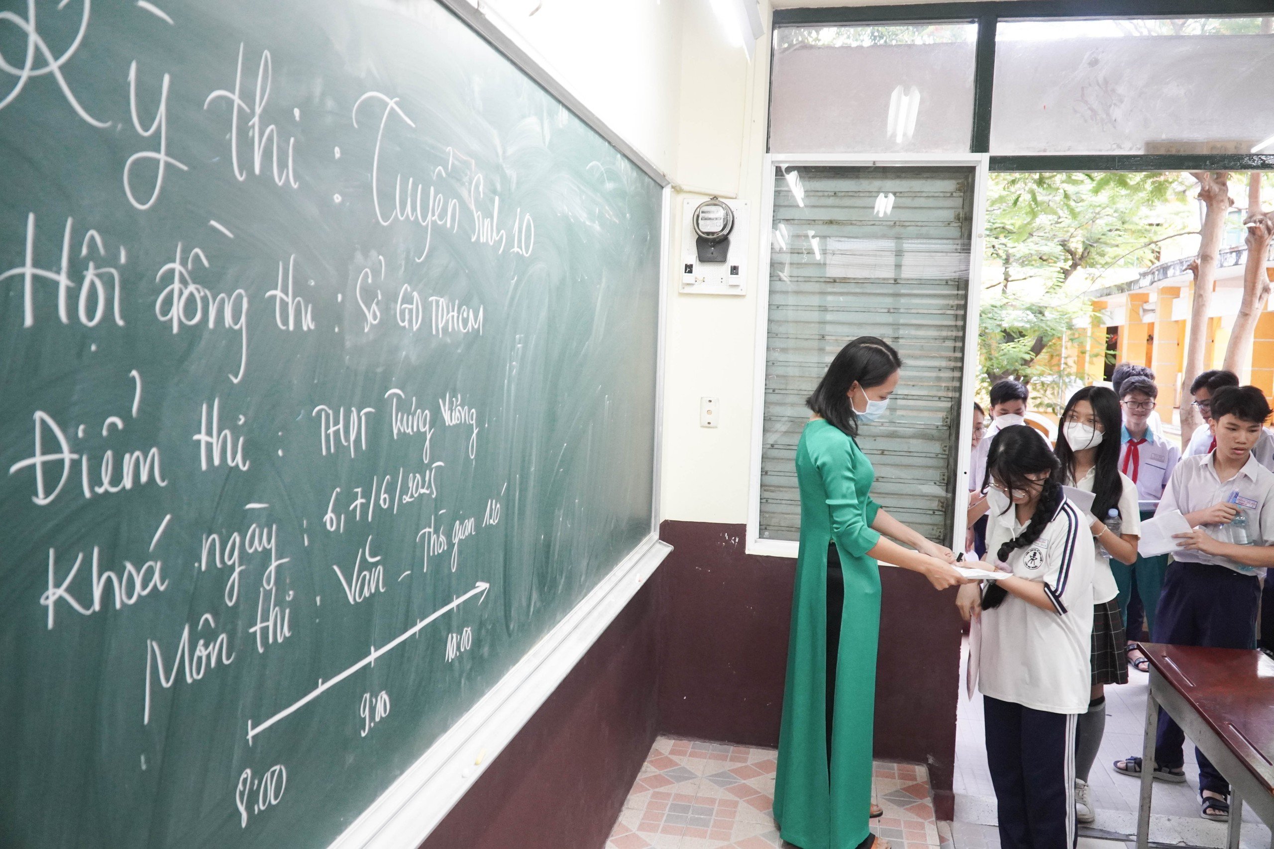Nữ sinh TP HCM rạng rỡ trong ngày thi đầu tiên - Ảnh 5.