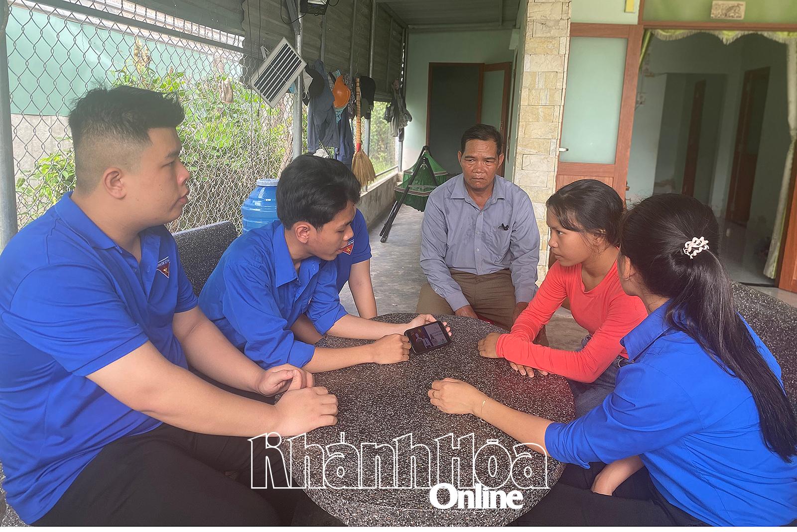 Ông Cao Thanh Liễu - Trưởng thôn Suối Lau 2, xã Suối Cát, huyện Cam Lâm cùng đoàn viên Chi đoàn xã Suối Cát tuyên truyền, vận động một trường hợp tảo hôn.