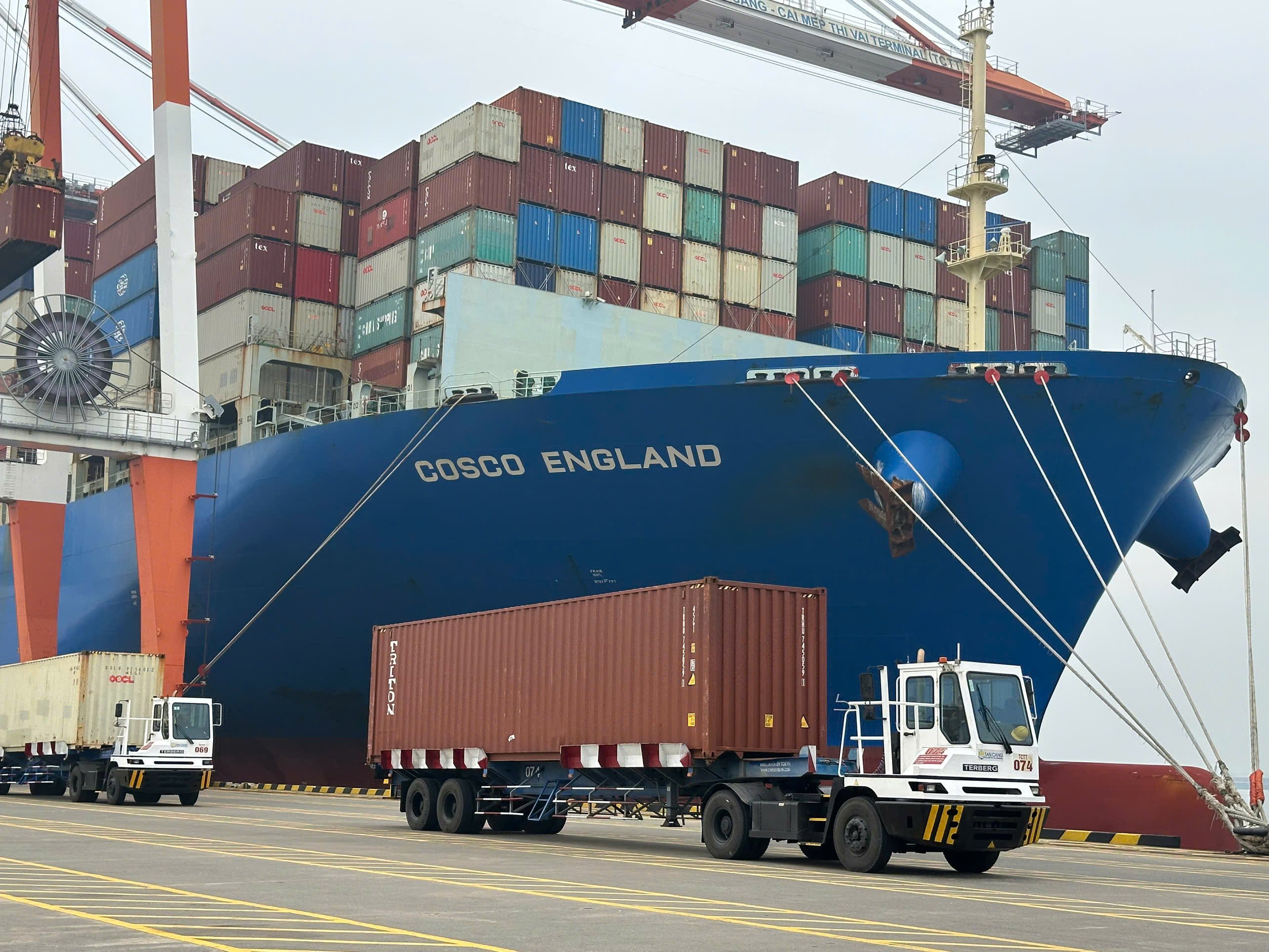 Xếp dỡ hàng container tại cảng TCTT.