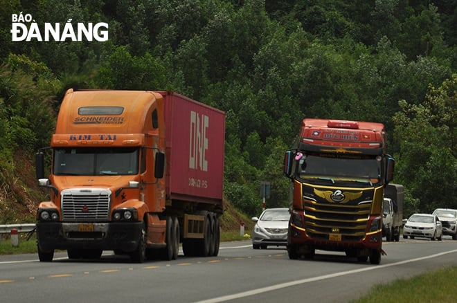 Nhiều phương tiện lưu thông trên tuyến cao tốc Hòa Liên - Túy Loan. Ảnh: Đại Thằng