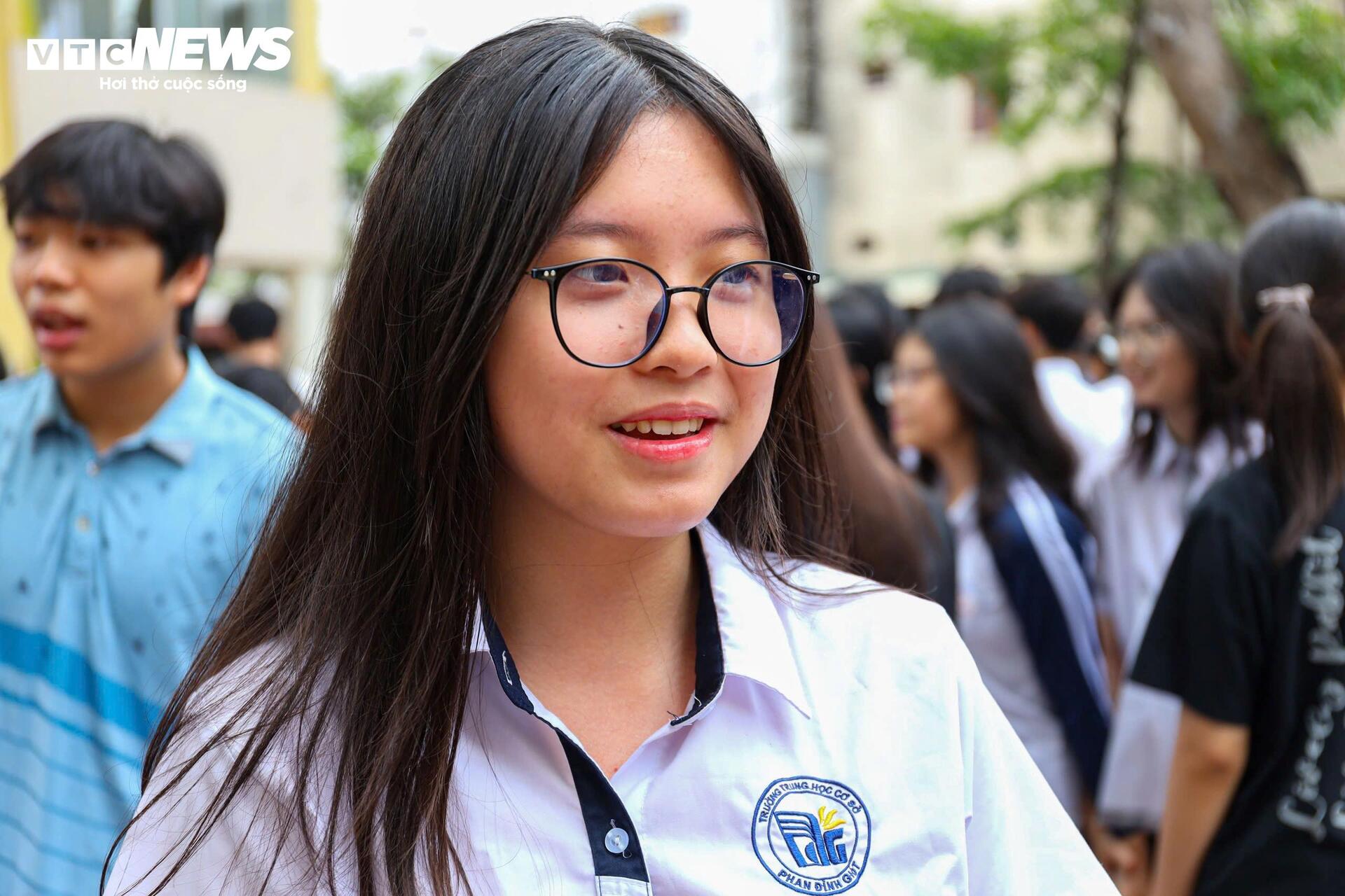 Hanoi students enter the most stressful 10th grade exam in the country - 15
