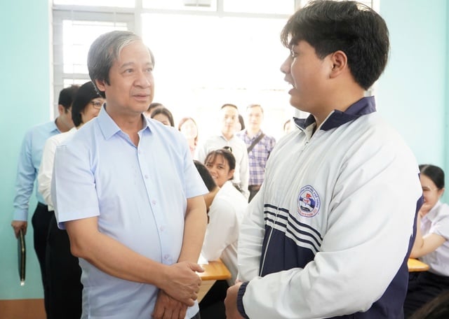 Bộ trưởng Nguyễn Kim Sơn kiểm tra công tác thi tốt nghiệp THPT tại Gia Lai - Ảnh 2.