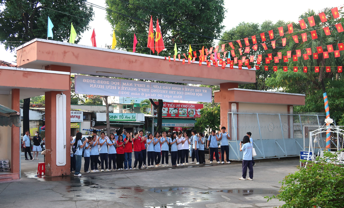Thi vào lớp 10 TPHCM: Hơn 76.000 thí sinh bắt đầu thi môn đầu tiên - Ngữ văn- Ảnh 2.