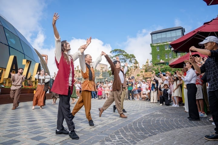 Show “Happy Fair” (Phiên chợ cổ tích).