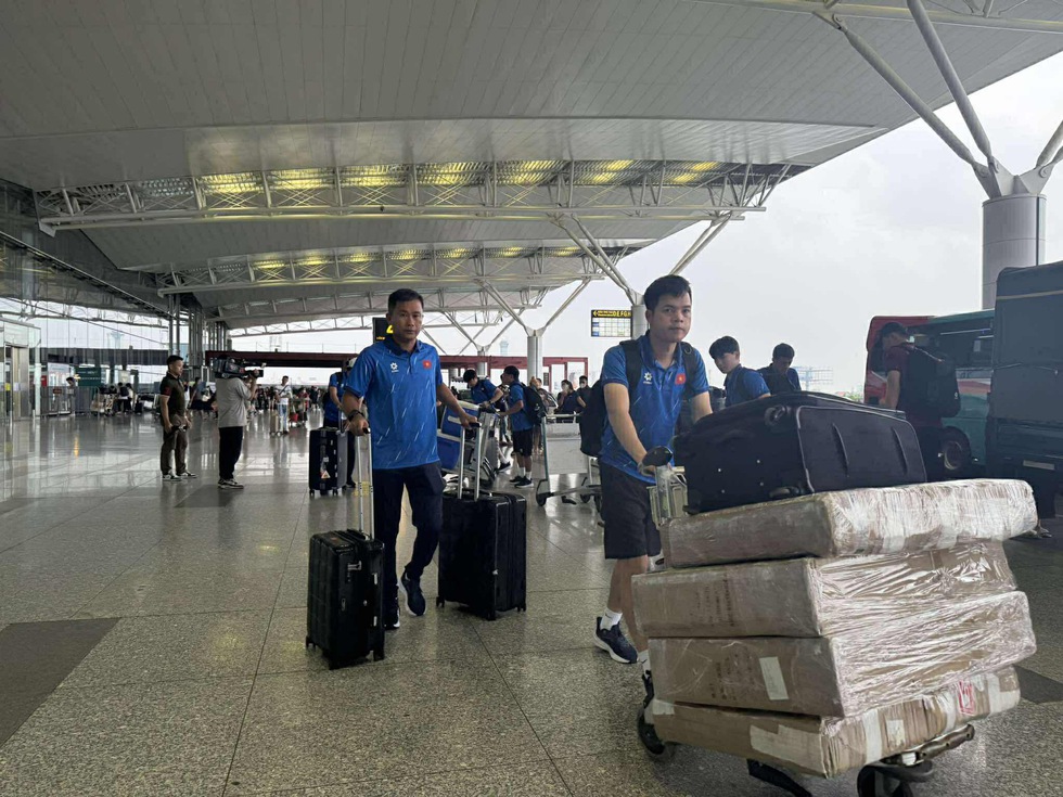 Đội tuyển Việt Nam lạc quan lên đường sang Malaysia: Quyết mang 3 điểm trở về- Ảnh 12.