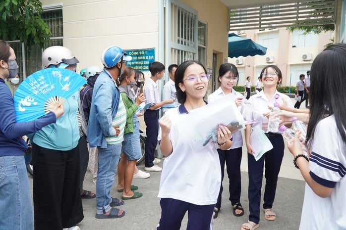 Kết thúc môn thi ngoại ngữ: Người thở phào, người thở dài  - Ảnh 2.