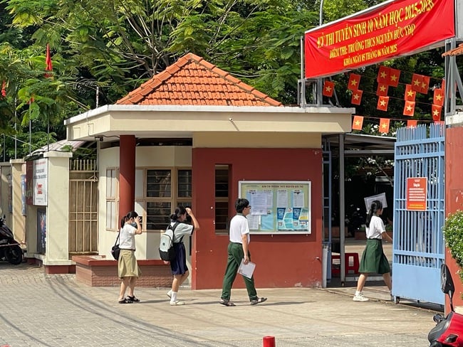 Ngày đầu thi lớp 10: Hồi hộp chờ đề ngữ văn đổi mới- Ảnh 3.