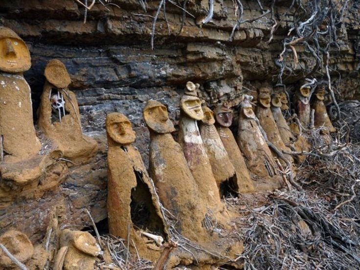 7. 時間と墓泥棒の脅威。アクセス困難な場所にあるにもかかわらず、多くの墓が風雨や違法採掘によって略奪されたり、劣化したりしている。写真：Pinterest