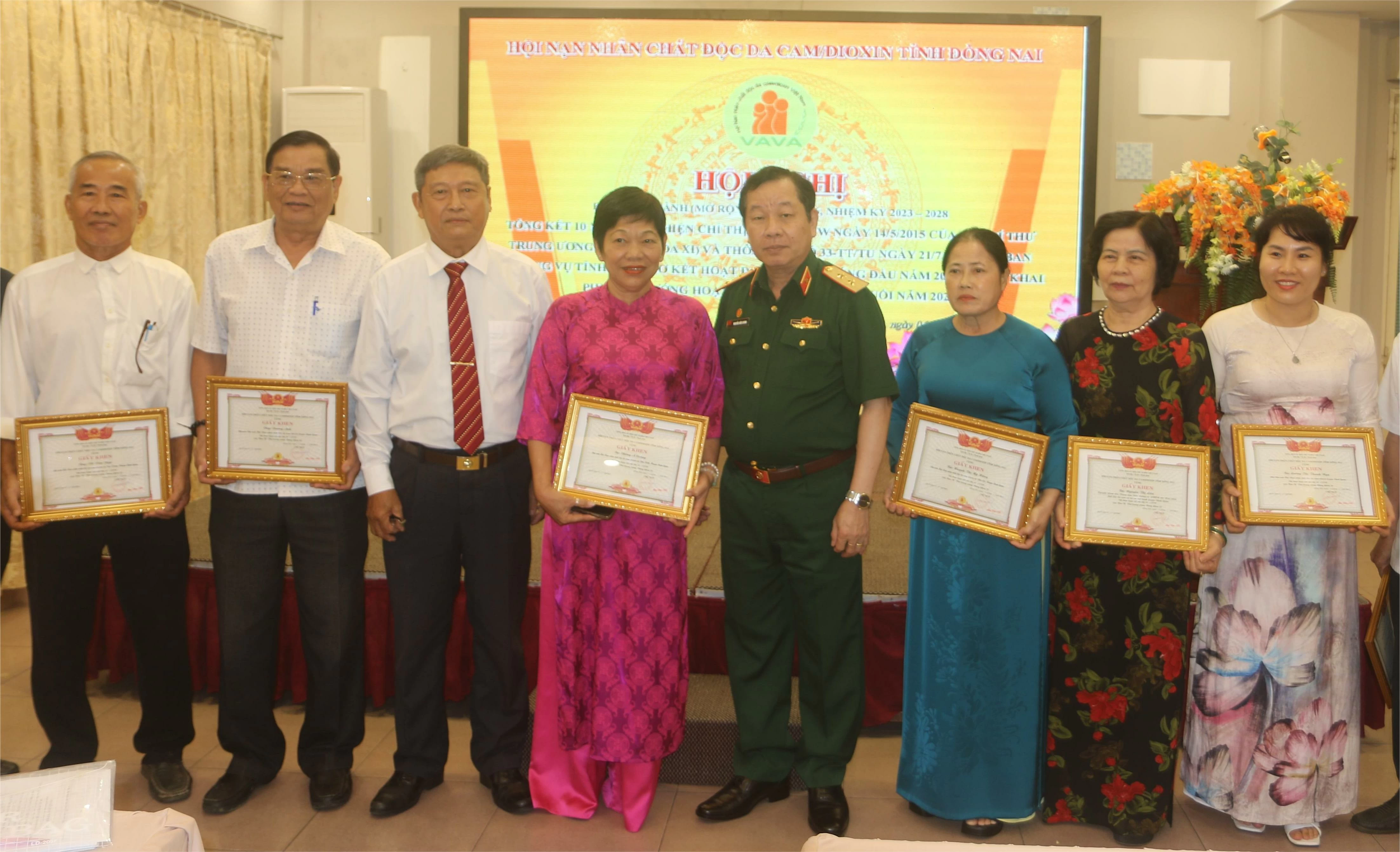 Generalleutnant Nguyen Huu Chinh, Vorsitzender des Zentralkomitees der vietnamesischen Vereinigung der Opfer von Agent Orange/Dioxin, und Vorsitzender der Vereinigung der Opfer von Agent Orange/Dioxin in der Provinz Dong Nai, Mai Van Nho, lobten Einzelpersonen und Gruppen, die die Richtlinie Nr. 43 gut umgesetzt haben. Foto: Song Thao
