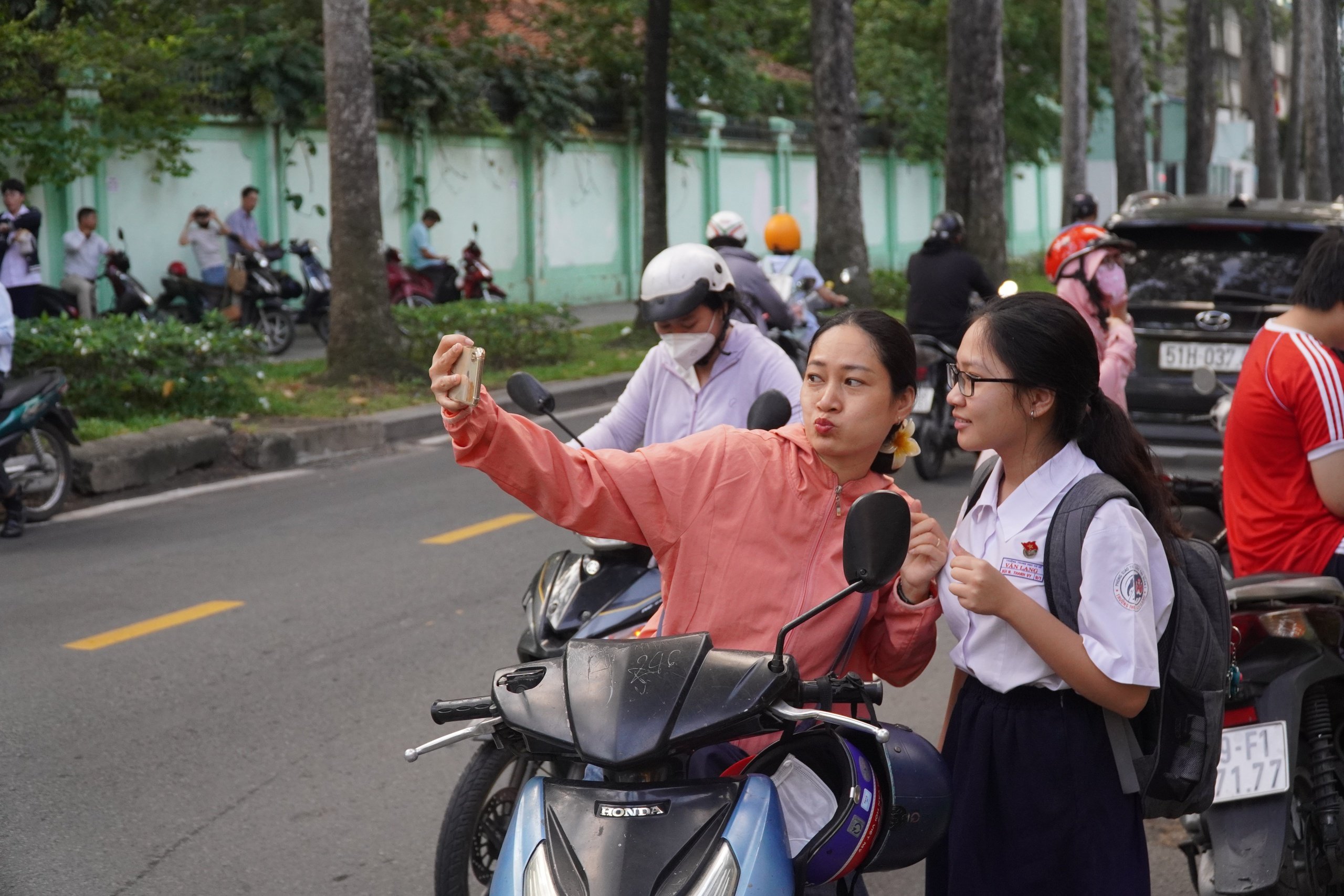 Những khoảnh khắc xúc động tại kỳ thi tuyển sinh lớp 10  - Ảnh 4.